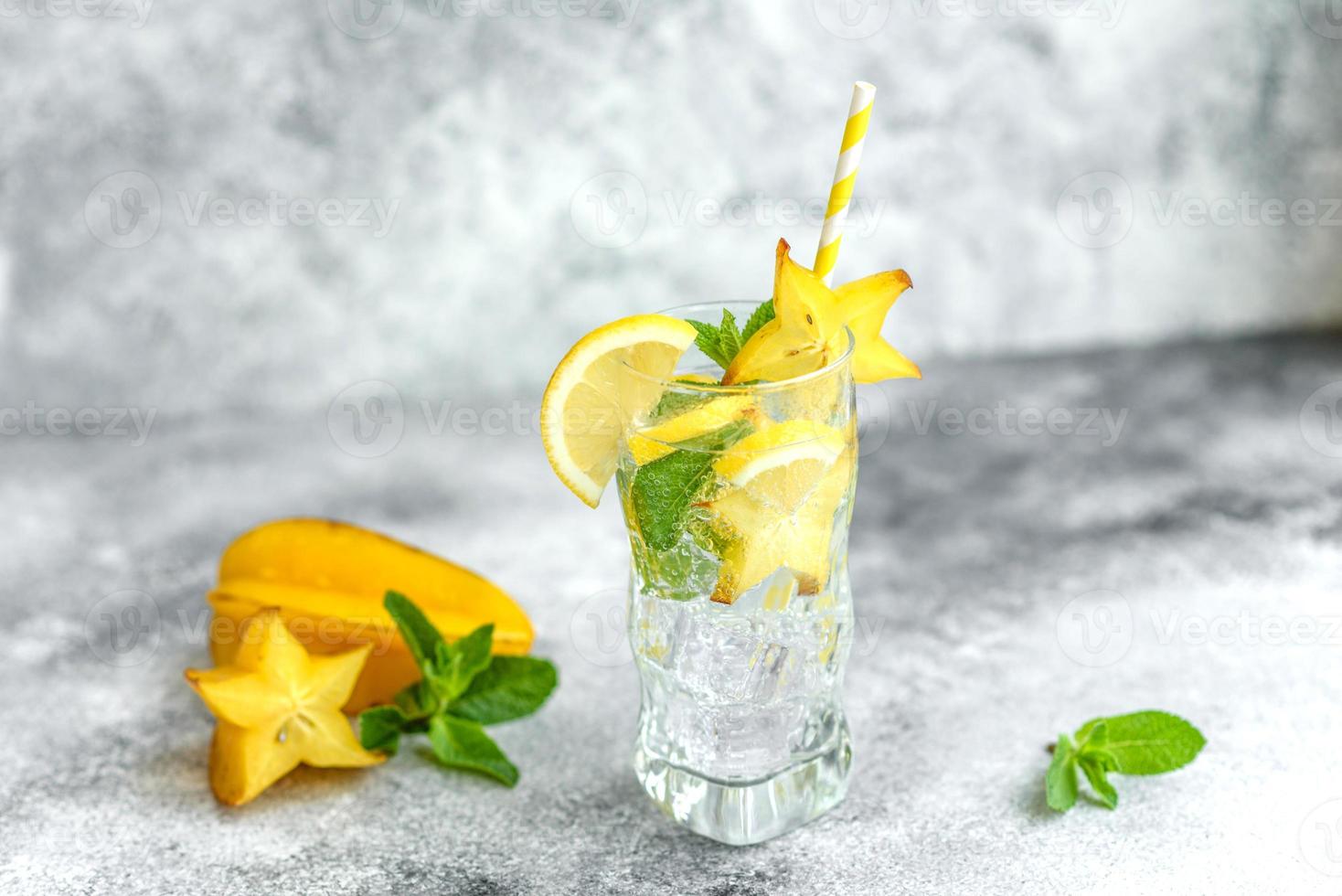 färsk sommarcocktail med citroner, mynta och is, selektiv fokusbild foto