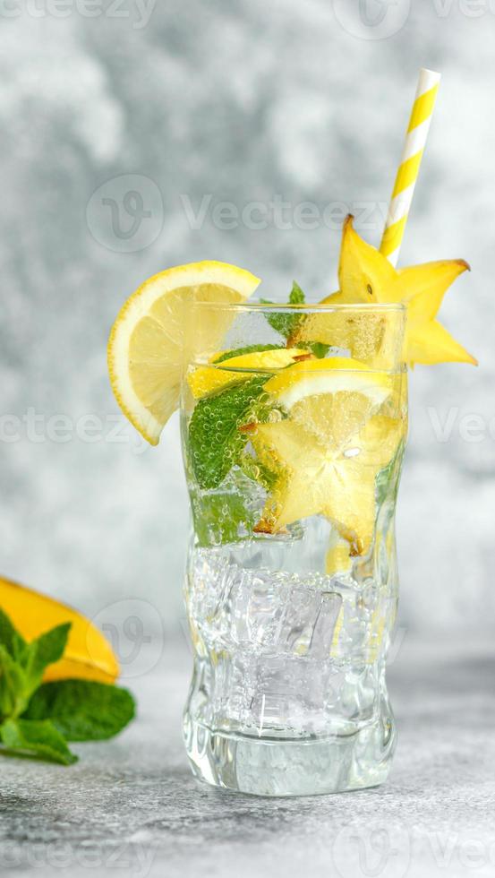 färsk sommarcocktail med citroner, mynta och is, selektiv fokusbild foto