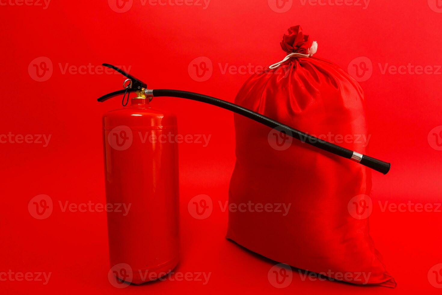 santa väska och brand eldsläckare isolerat röd bakgrund foto