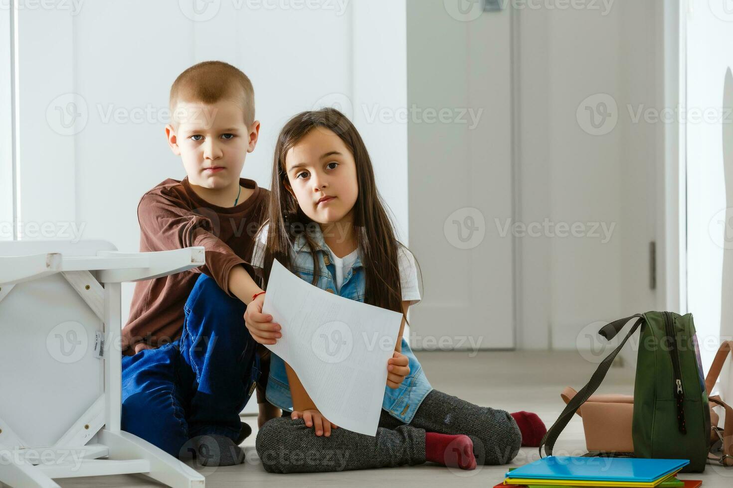 skola vänner mobbning en ledsen flicka i korridor på skola foto