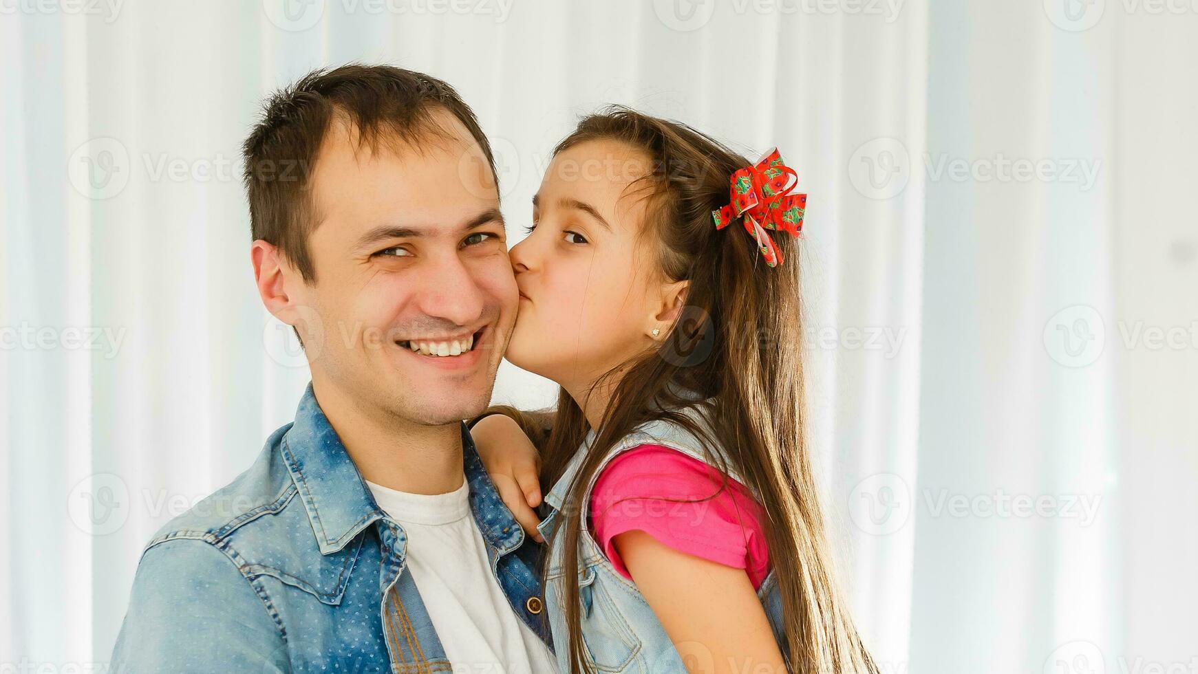 charmig porträtt av Lycklig far och dotter foto