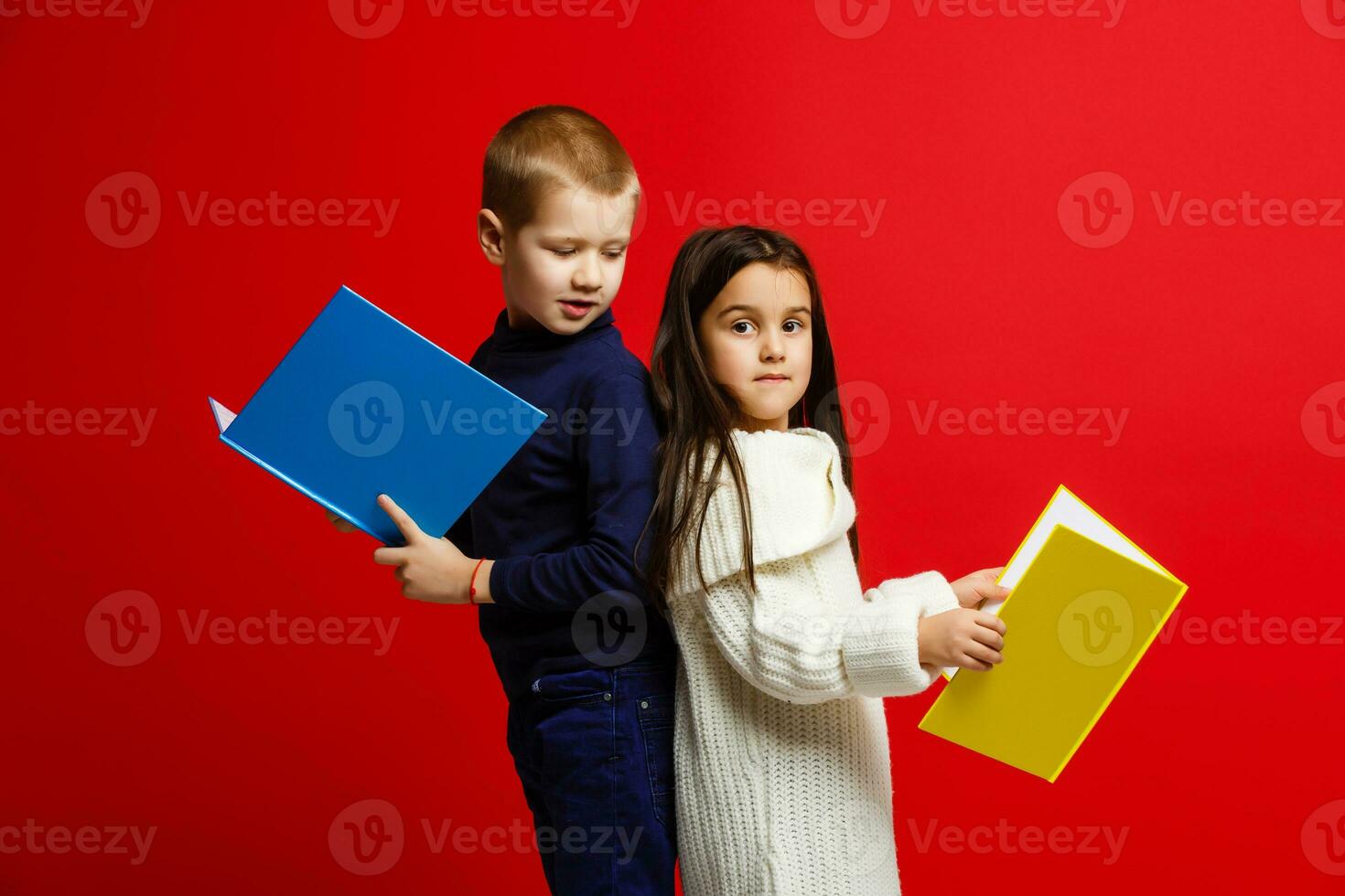 liten barn med böcker isolerat på röd foto