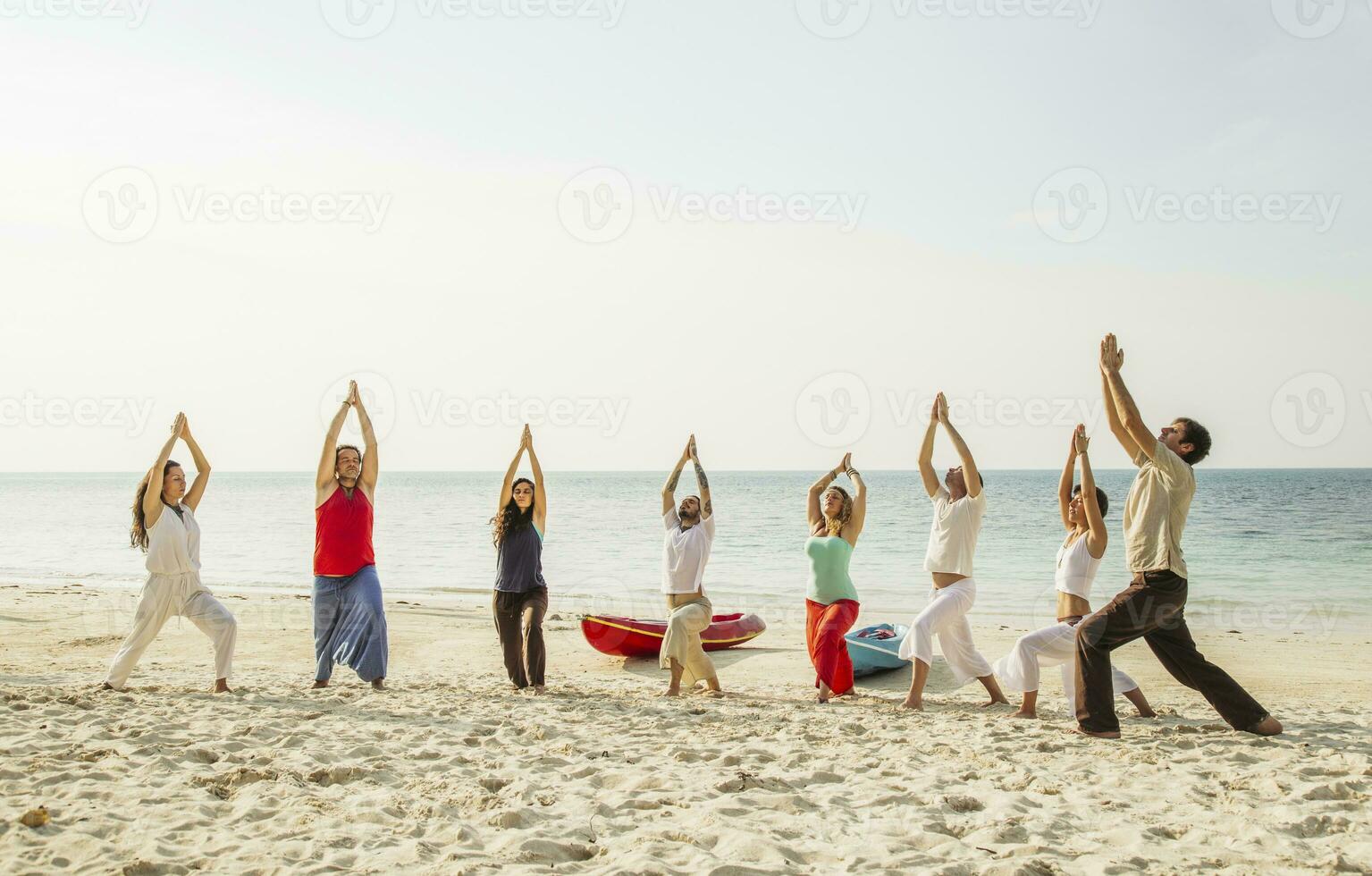 thailand, koh phangan, grupp av människor håller på med yoga på en strand foto