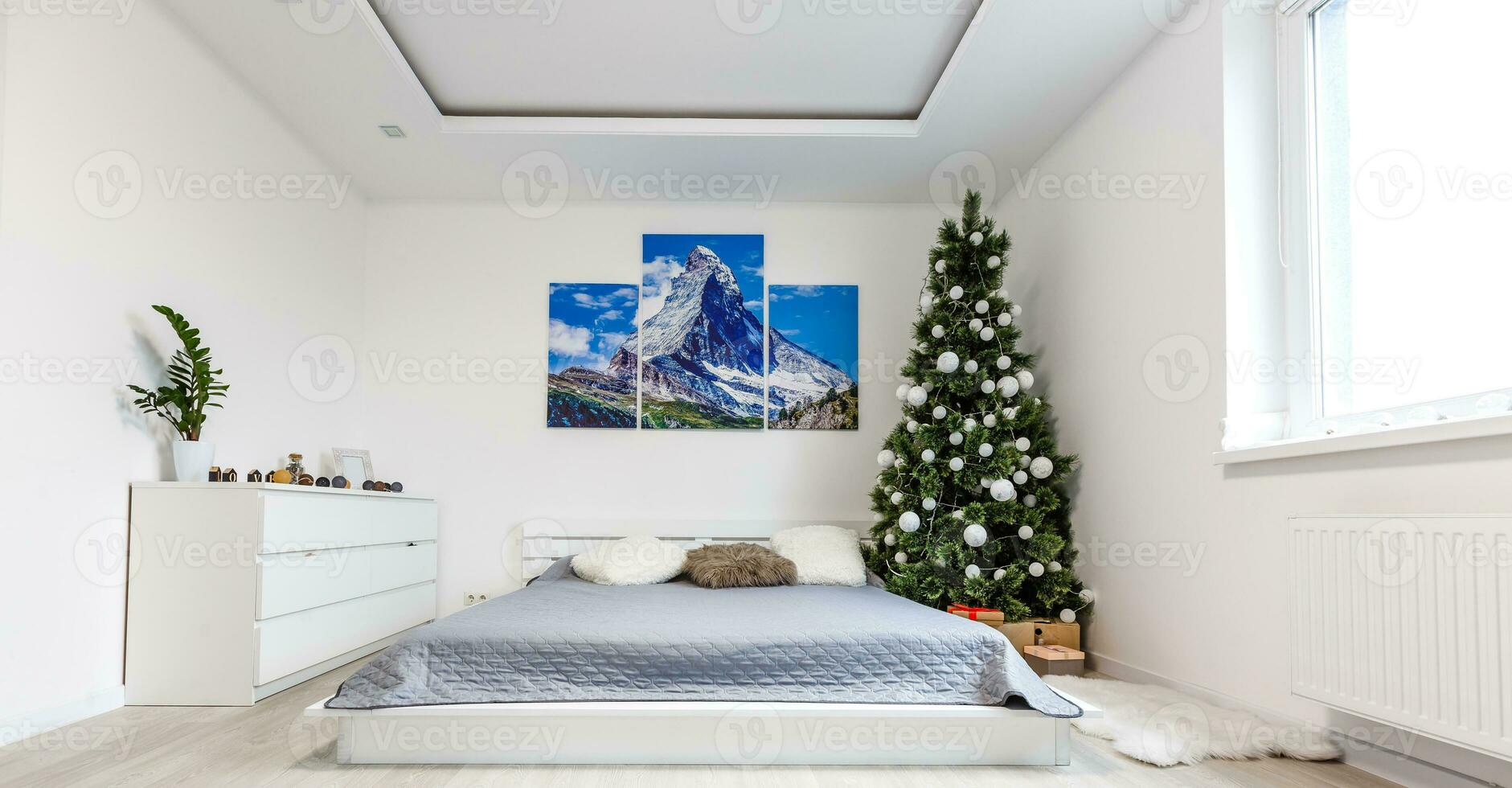 skön säng Semester dekorationer jul foto