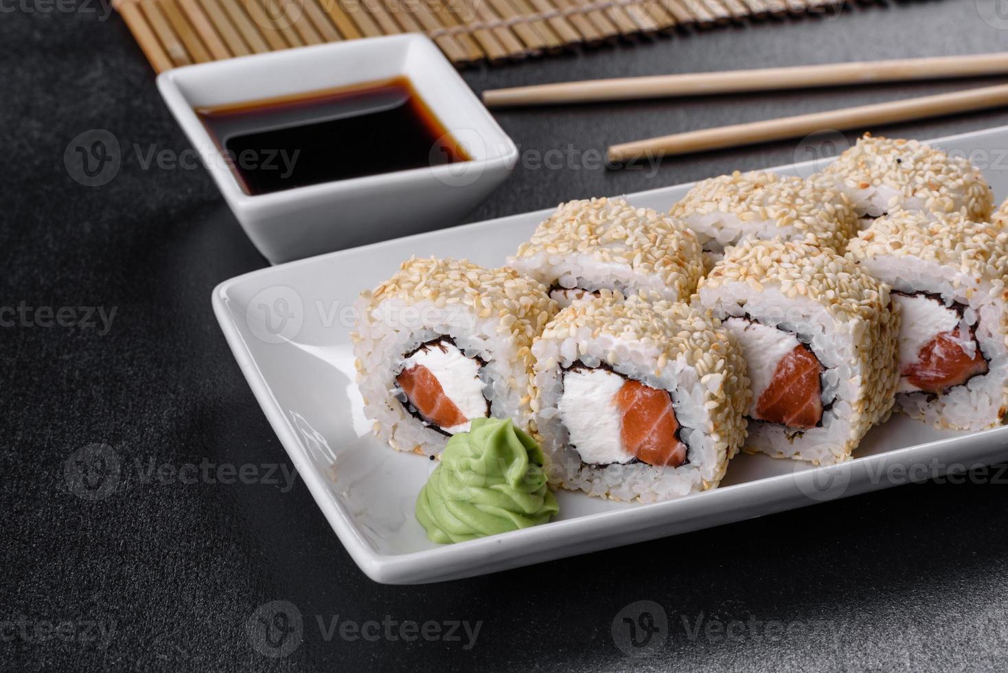 sushirulle sushi med räkor, avokado, gräddost, sesam. sushi-meny foto