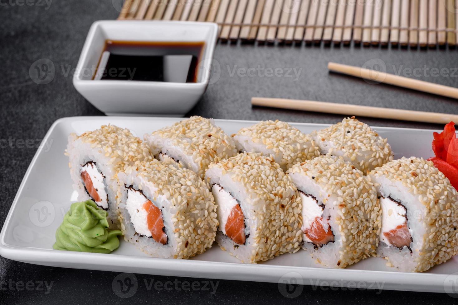 sushirulle sushi med räkor, avokado, gräddost, sesam. sushi-meny foto