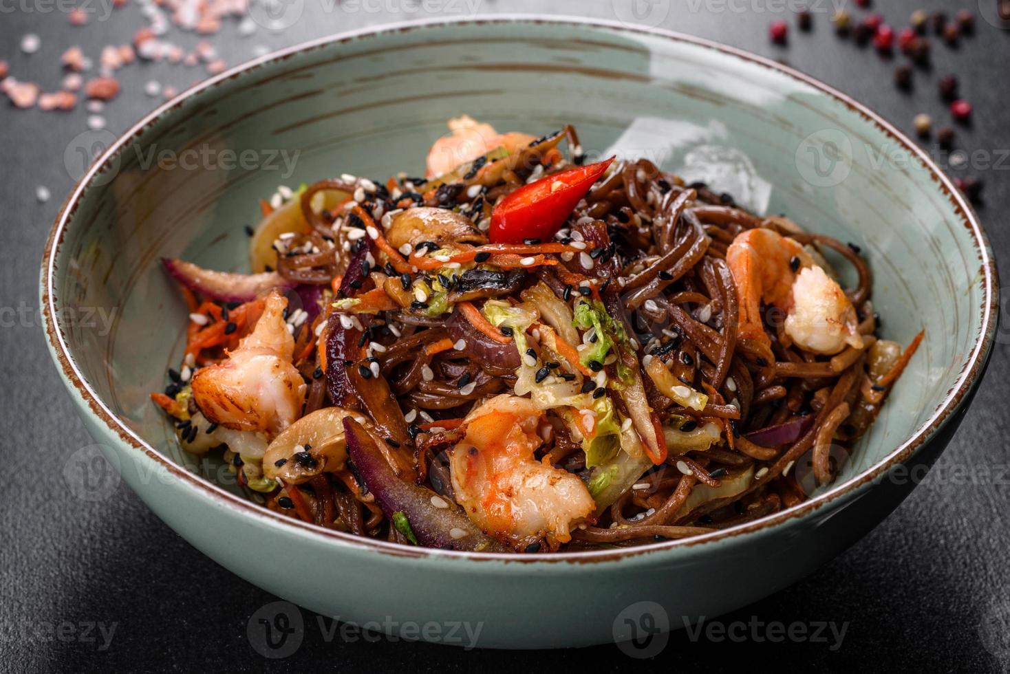 läcker färsk pasta med tomater, räkor och kryddor foto