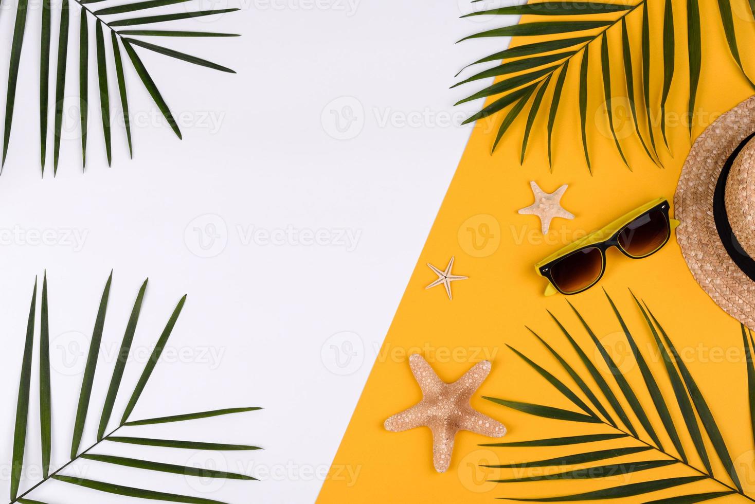 strandtillbehör, glasögon och hatt med skal och havsstjärnor på en färgad bakgrund foto