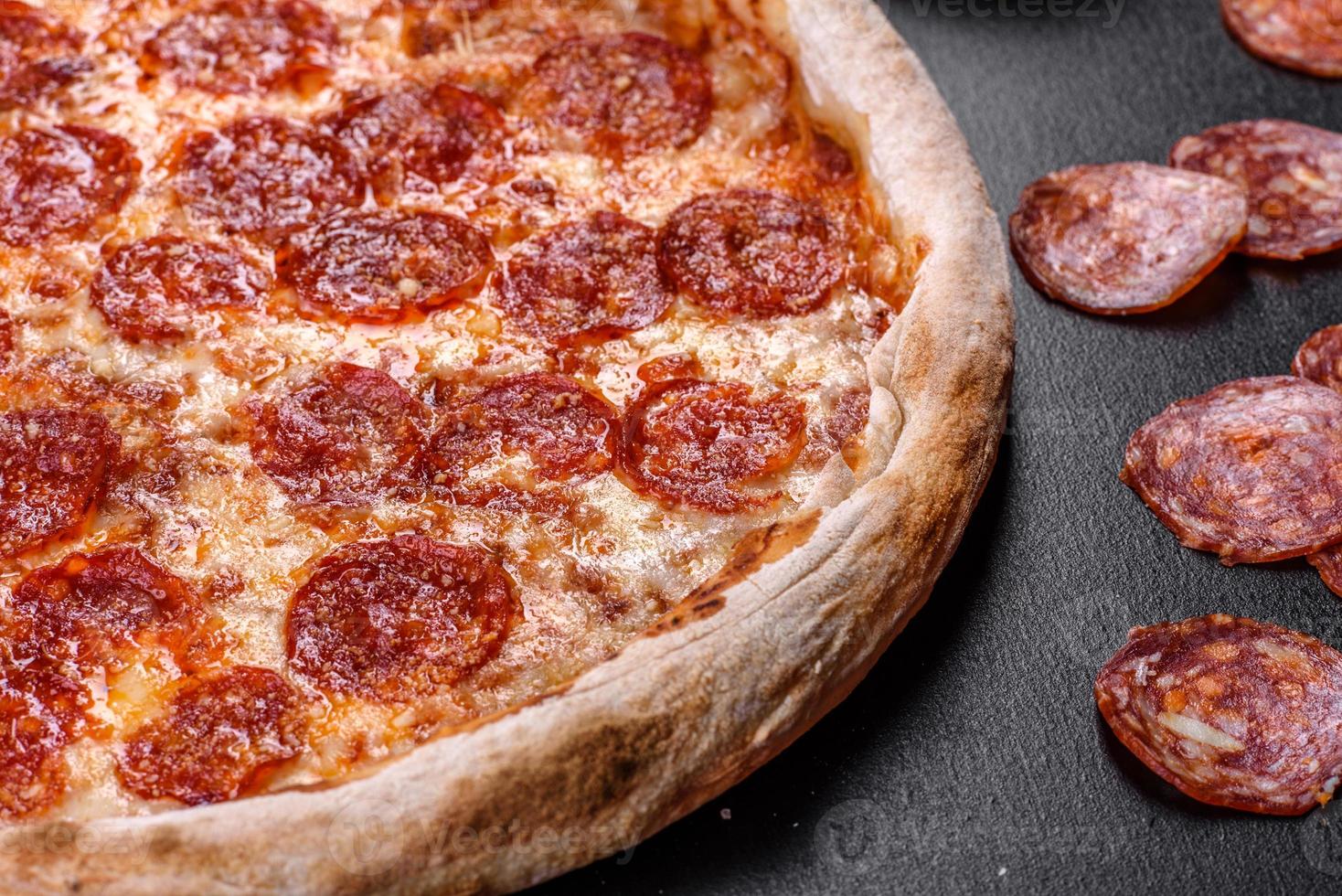 pepperoni pizza med pizzasås, mozzarellaost och pepperoni foto