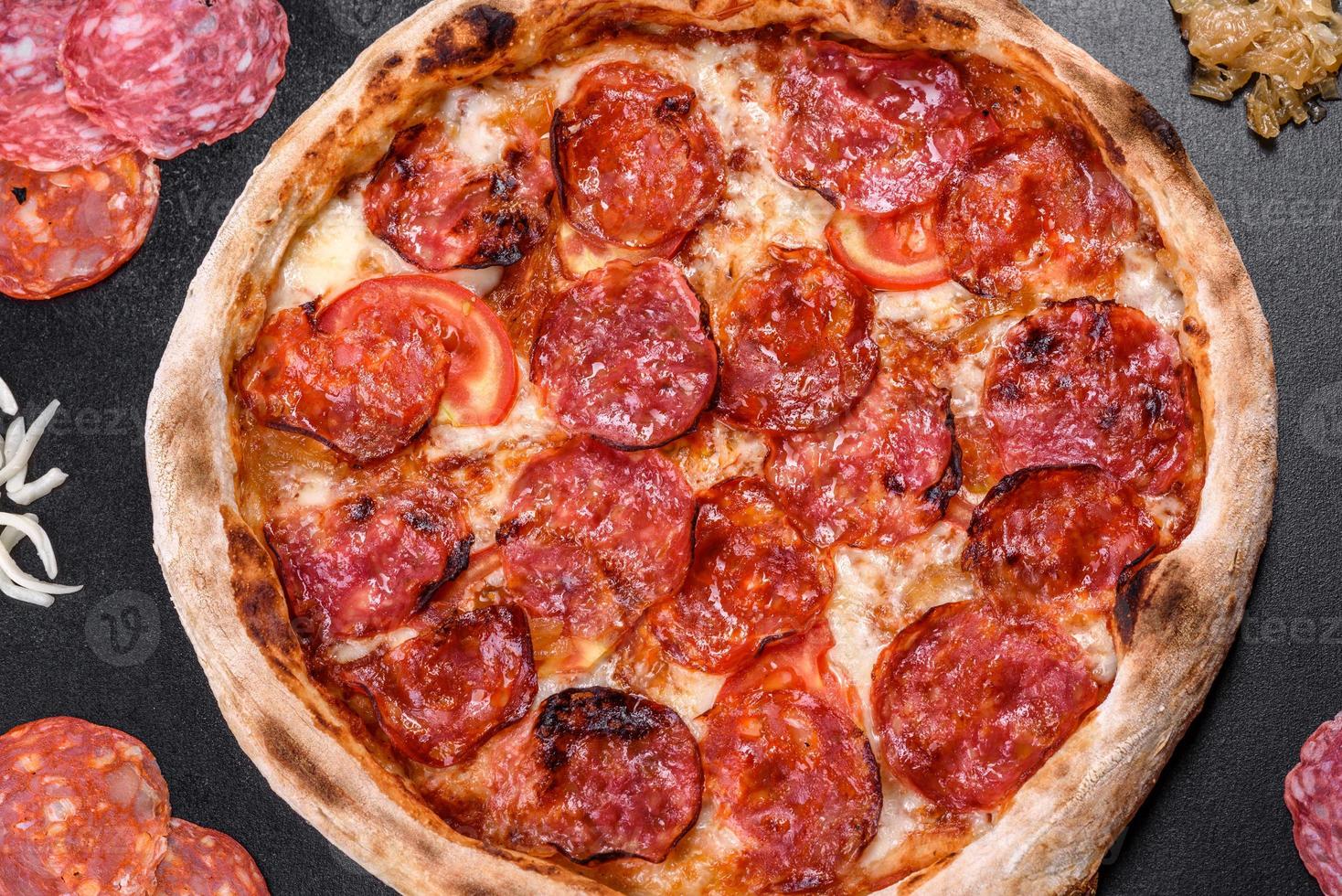 pepperoni pizza med pizzasås, mozzarellaost och pepperoni foto