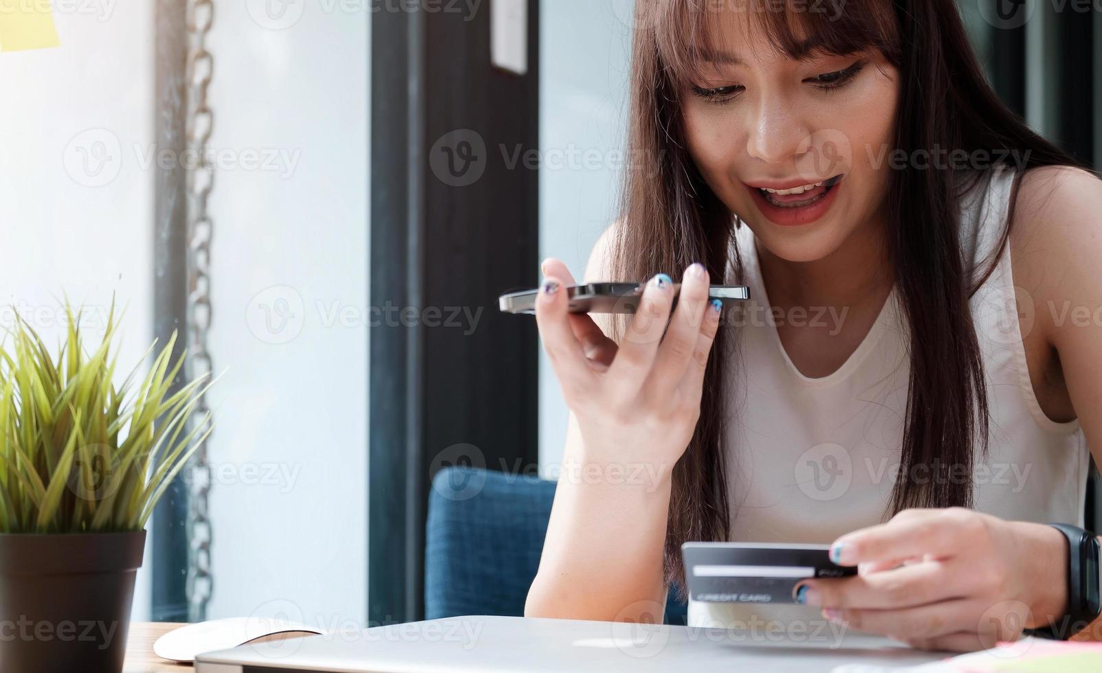kvinna med smartphone och kreditkort foto