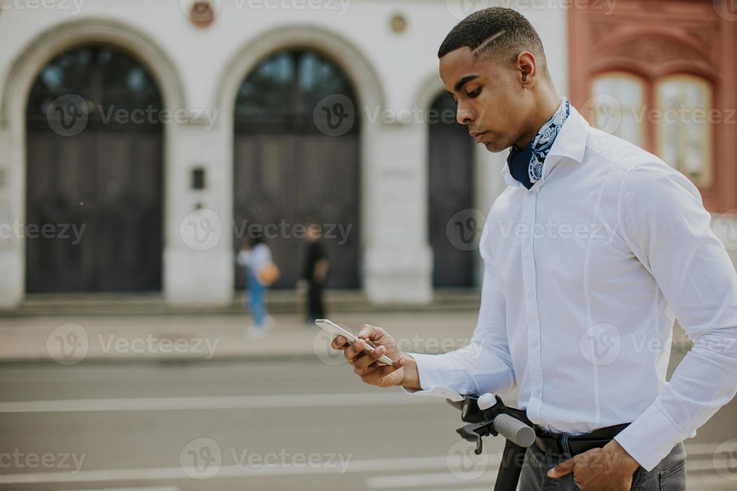 ung afrikansk amerikan med mobiltelefon foto