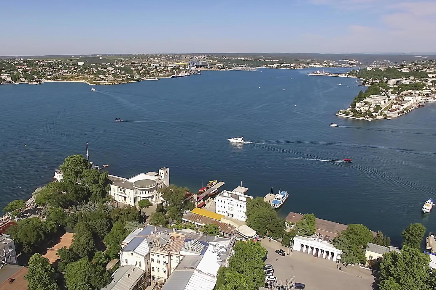 Flygfoto över det urbana landskapet i kuststaden. foto