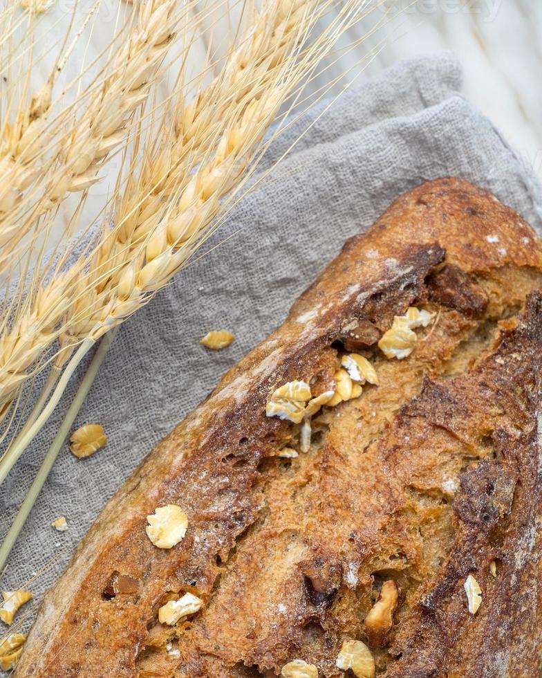 läckert nybakat bröd på marmorbakgrund. hälsosam kost livsstil. foto