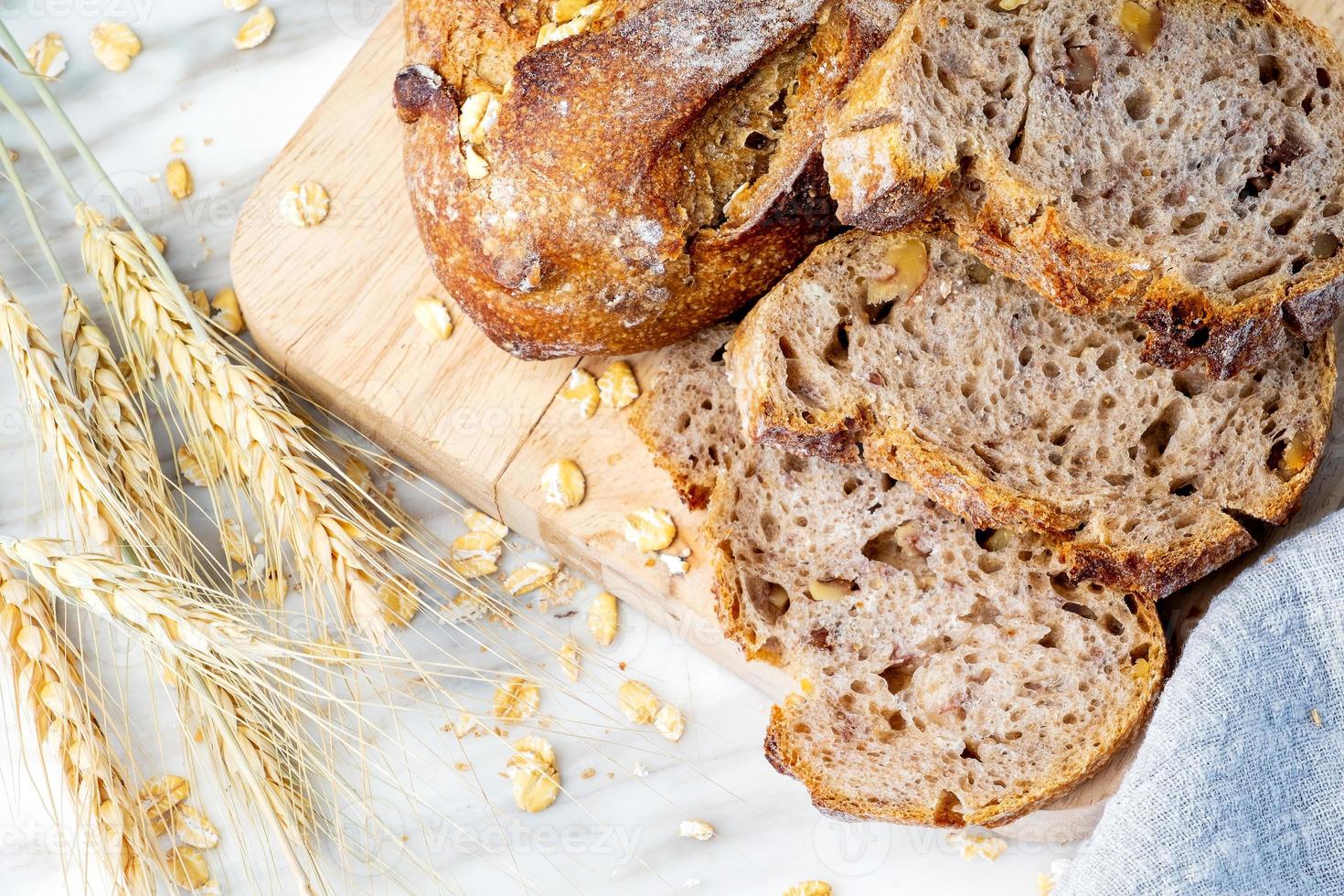 läckert nybakat bröd på marmorbakgrund. hälsosam kost livsstil. foto