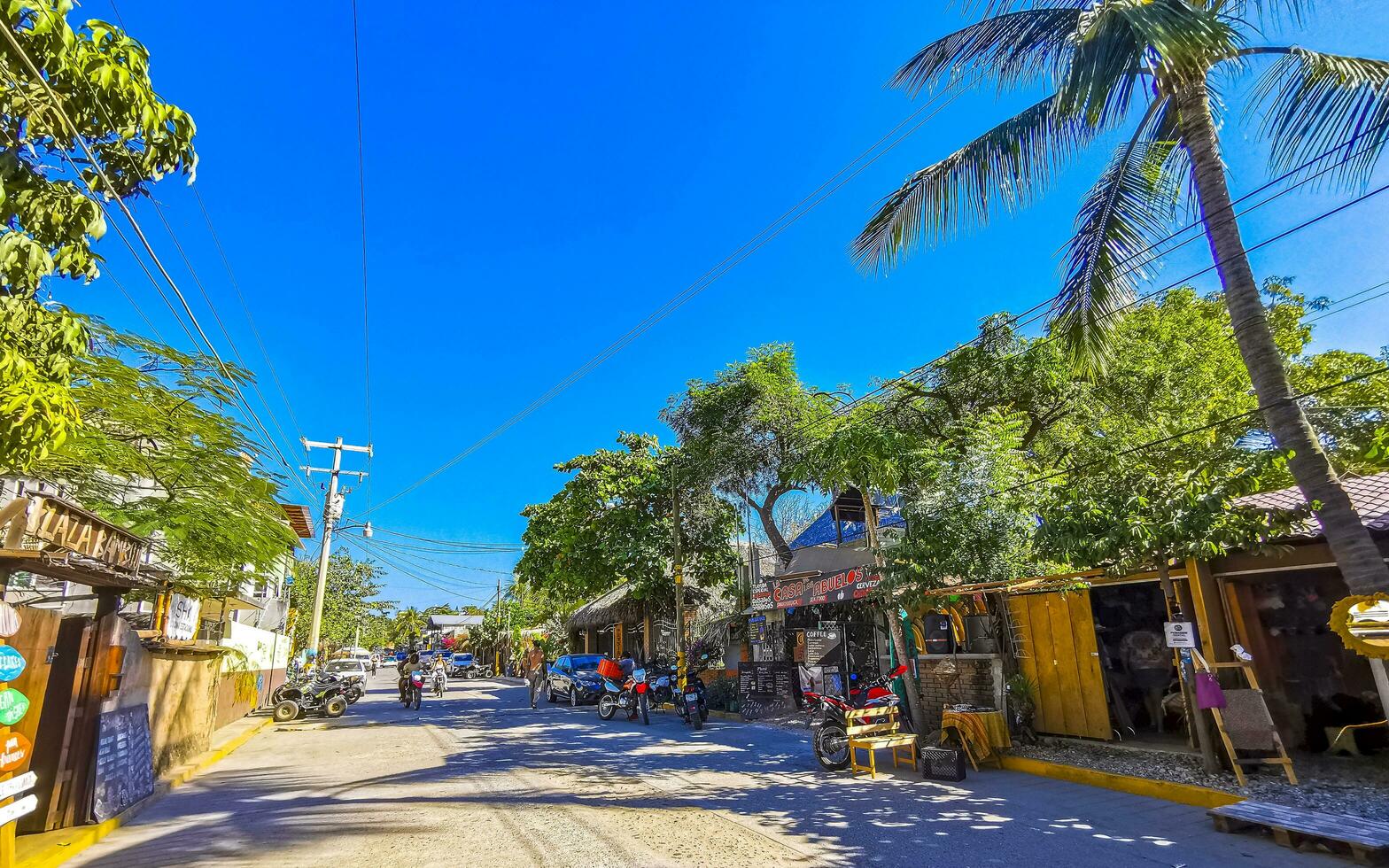 puerto escondido oaxaca mexico 2023 typisk skön färgrik turist gata trottoar stad puerto escondido Mexiko. foto