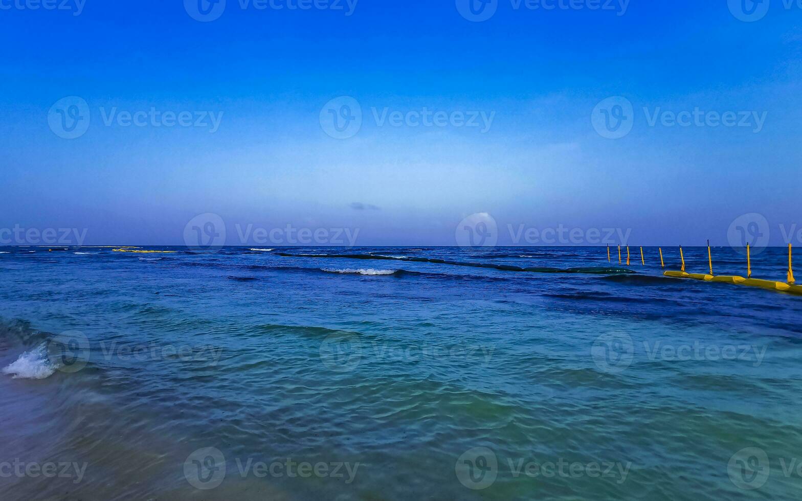 tropisk mexikansk strand klart turkost vatten playa del carmen mexico. foto