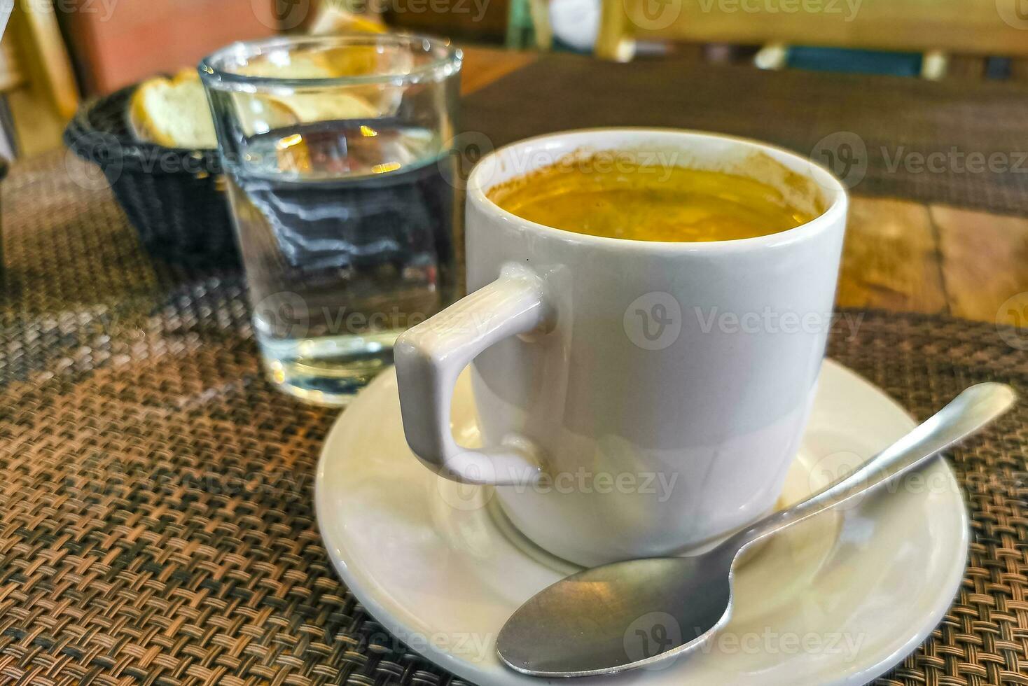 kopp av americano svart kaffe i restaurang Kafé i Mexiko. foto