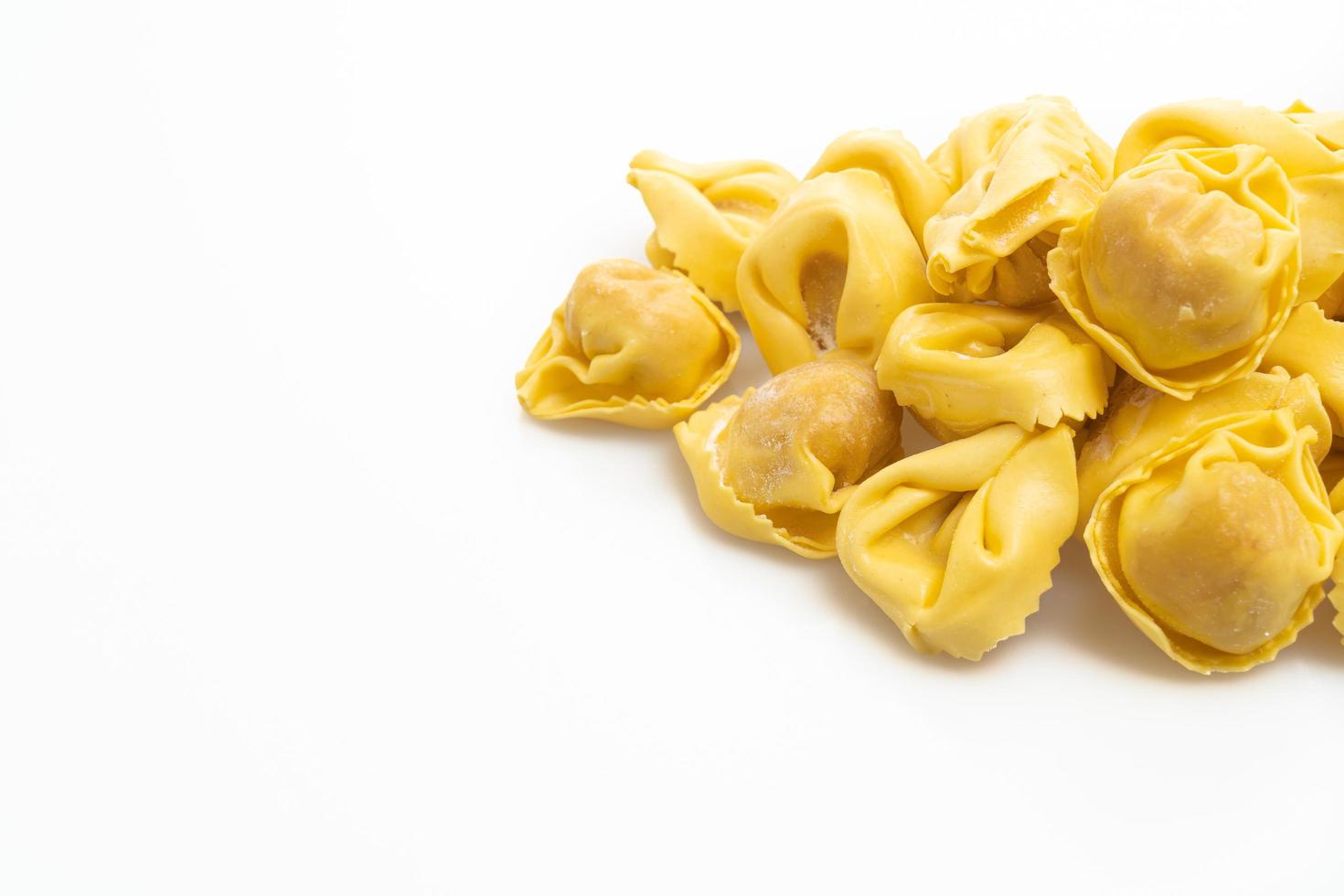 italiensk traditionell tortellinipasta på vit bakgrund foto