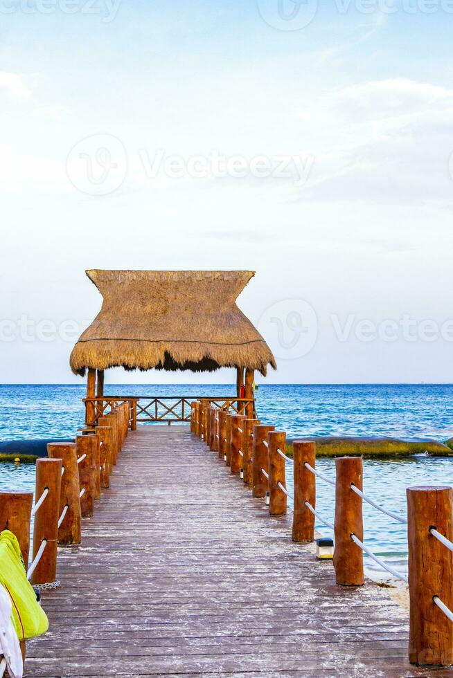 tropisk karibiska strand klar turkos vatten brygga playa xcalacoco Mexiko. foto
