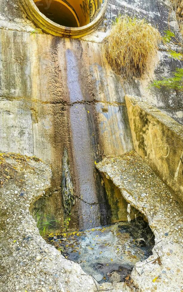 öppen avloppsnät systemet i de tropisk djungel bergen Mexiko. foto