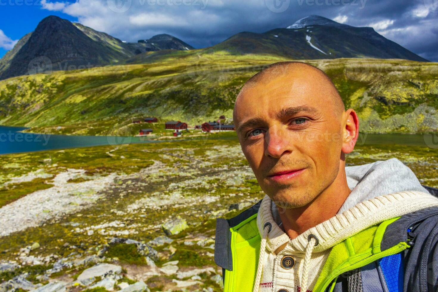 ung vandrare och bergen landskap panorama rondane nationell parkera Norge. foto