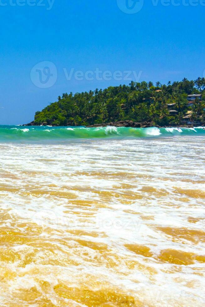 skön paradis tropisk strand vågor palmer mirissa strand sri lanka. foto