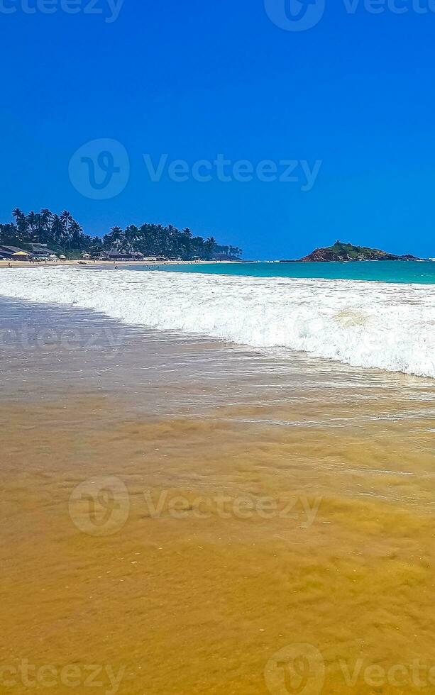 skön paradis tropisk strand vågor palmer mirissa strand sri lanka. foto