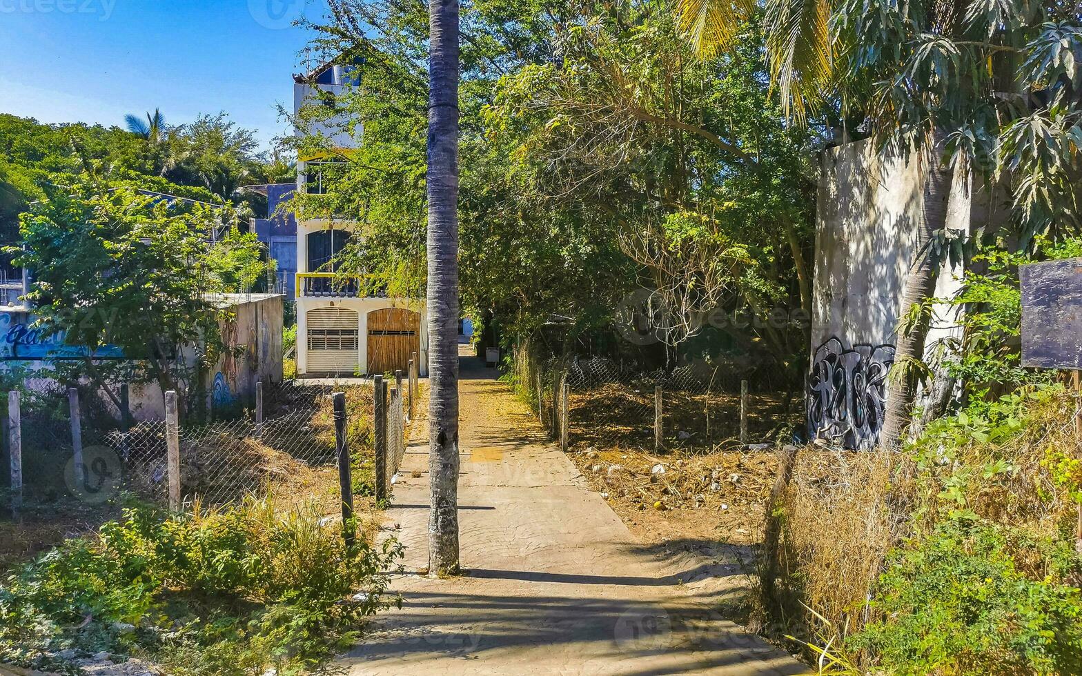 typisk skön färgrik turist gata trottoar stad puerto escondido Mexiko. foto