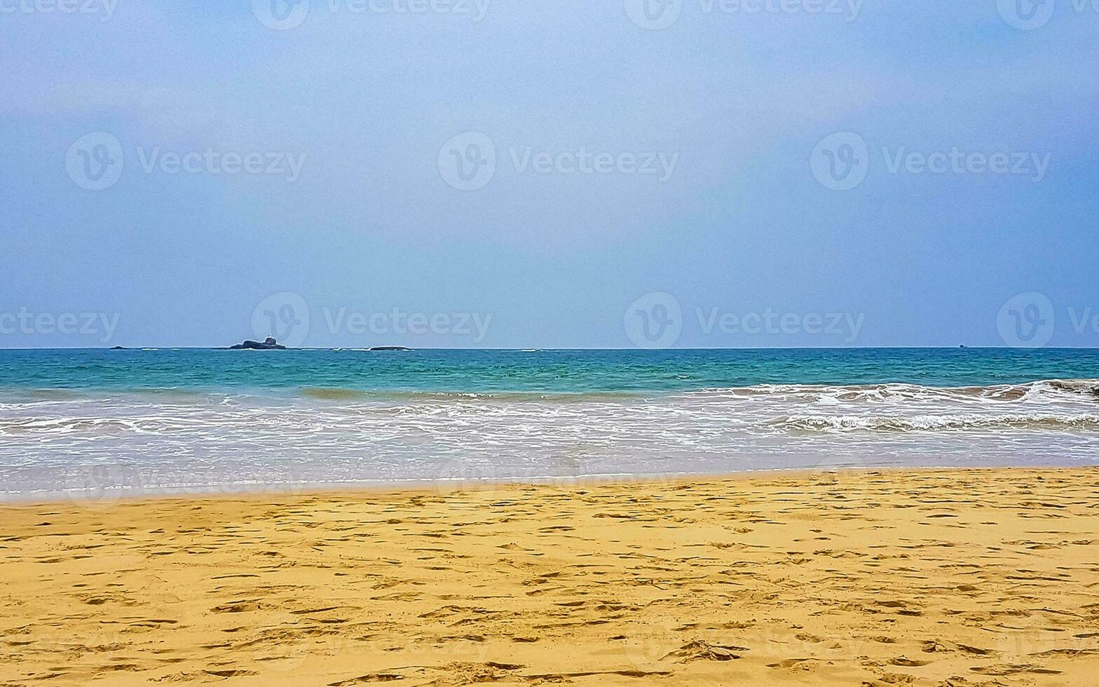 vackert landskap panorama starka vågor bentota beach på sri lanka. foto