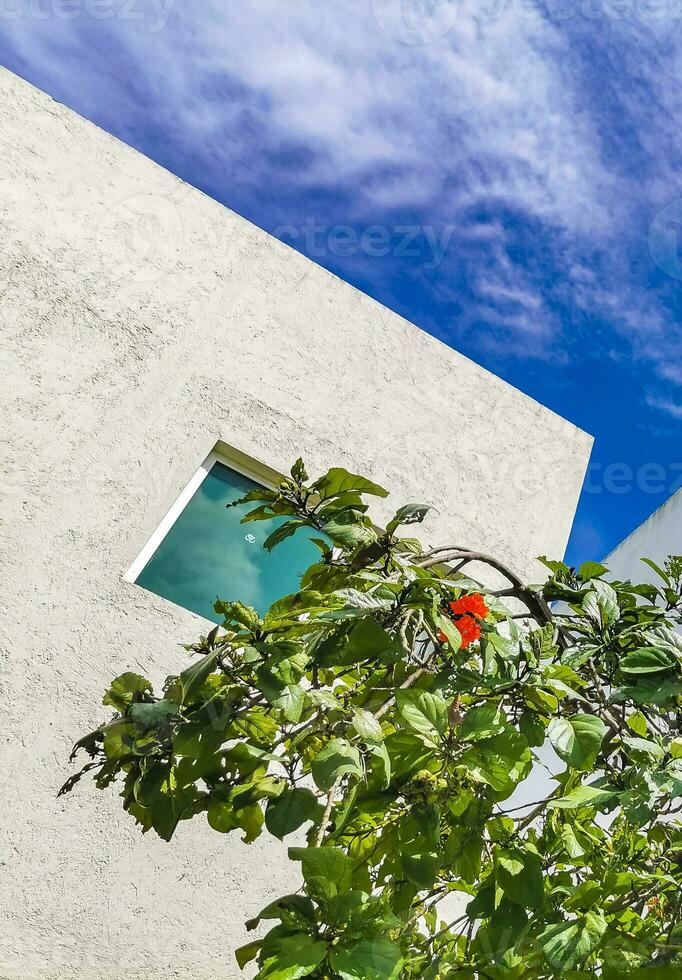 modern byggnader och arkitektur hotell lägenheter playa del carmen Mexiko. foto