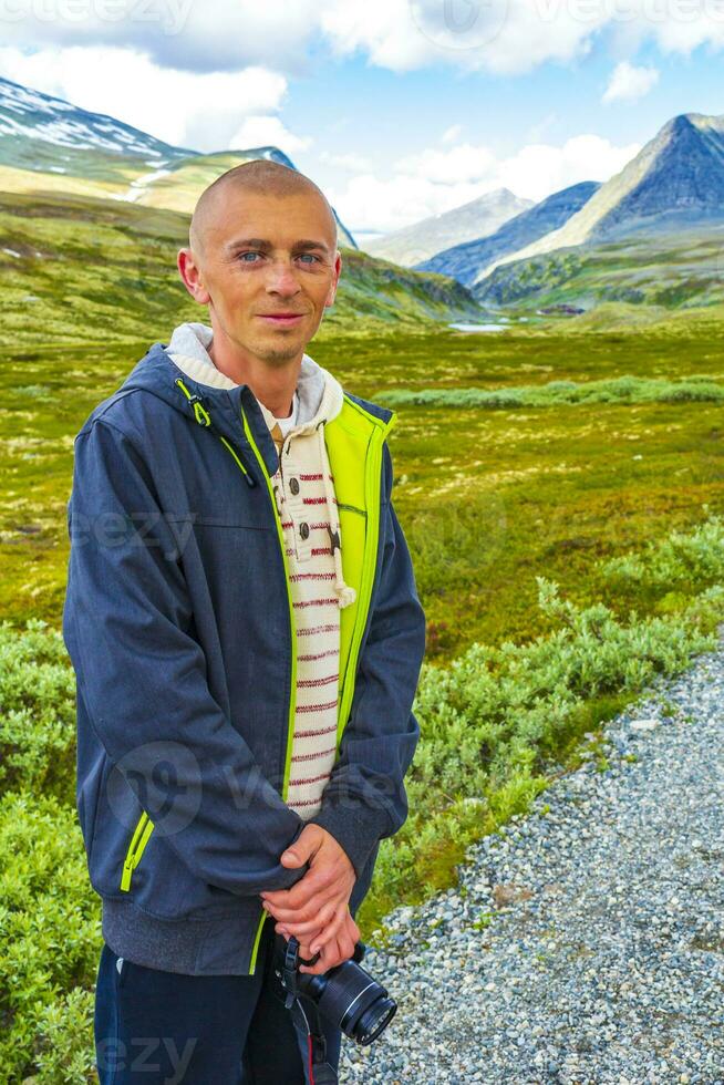 ung vandrare med kamera bergen landskap rondane nationell parkera Norge. foto