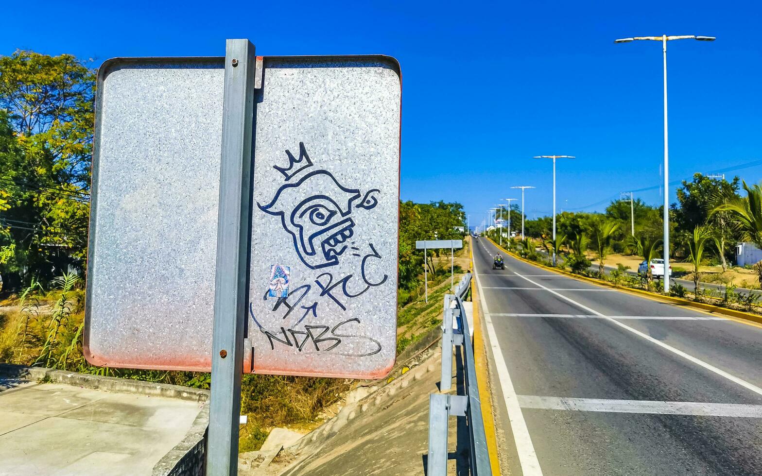 puerto escondido oaxaca mexico 2023 typisk skön färgrik turist gata trottoar stad puerto escondido Mexiko. foto