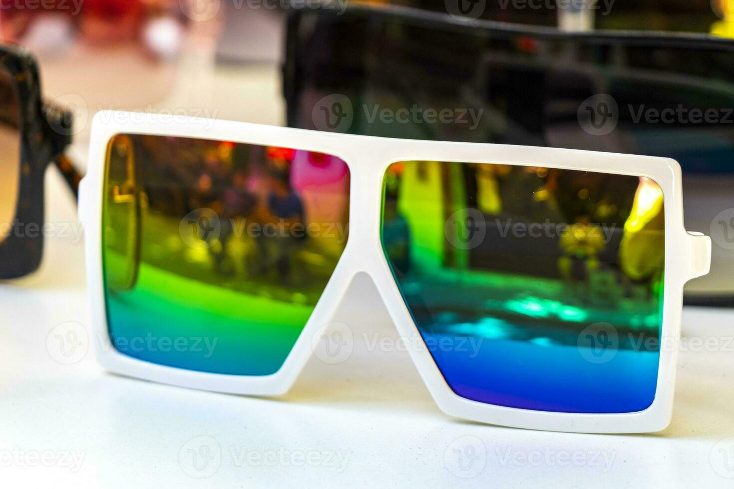 färgrik Häftigt solglasögon på turist försäljning stå i Mexiko. foto