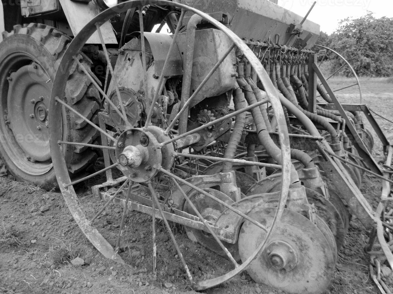 plogade fält förbi traktor i svart jord på öppen landsbygden natur foto