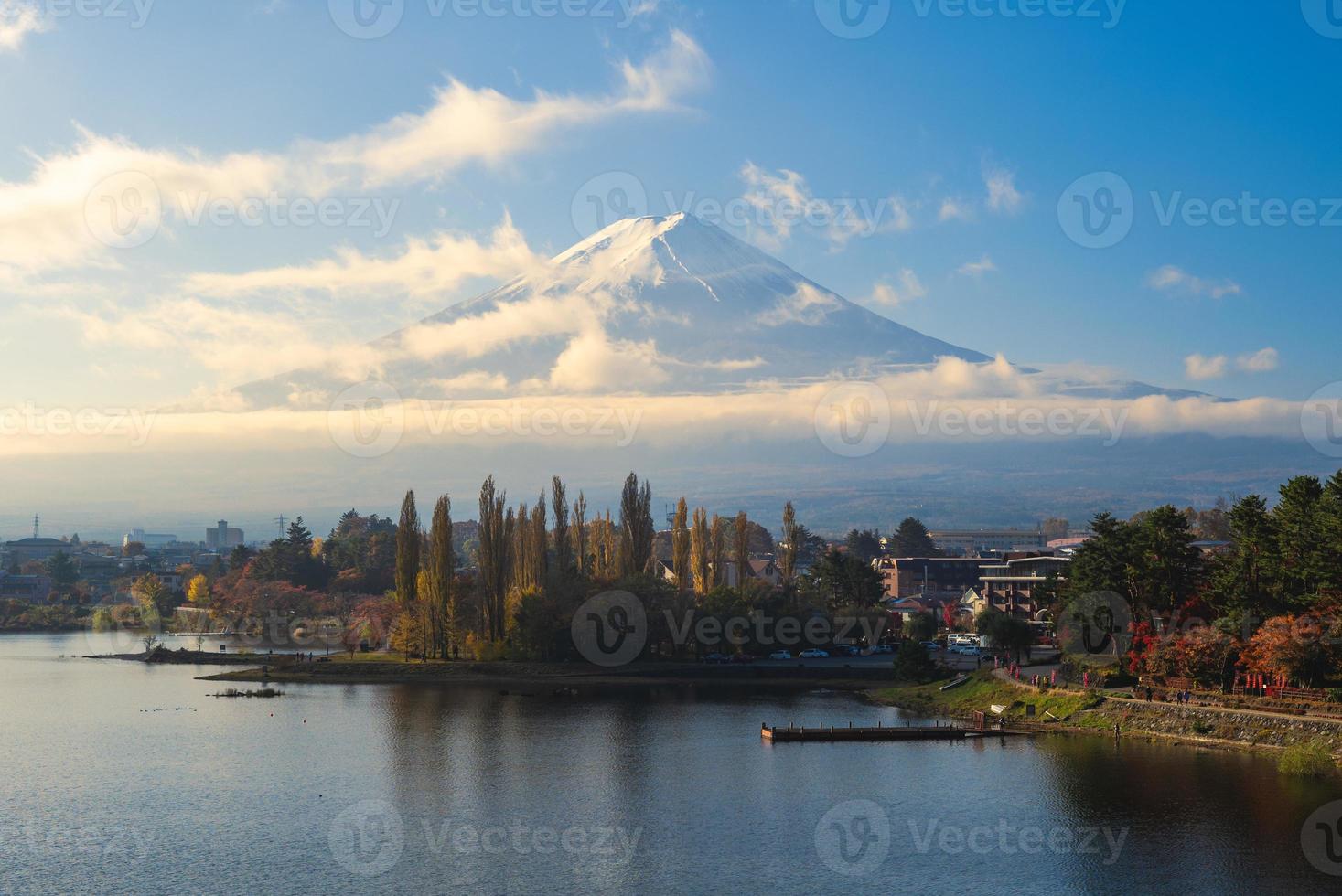 landskap av berget Fuji och sjön Kawaguchi vid Yamanashi i Japan foto