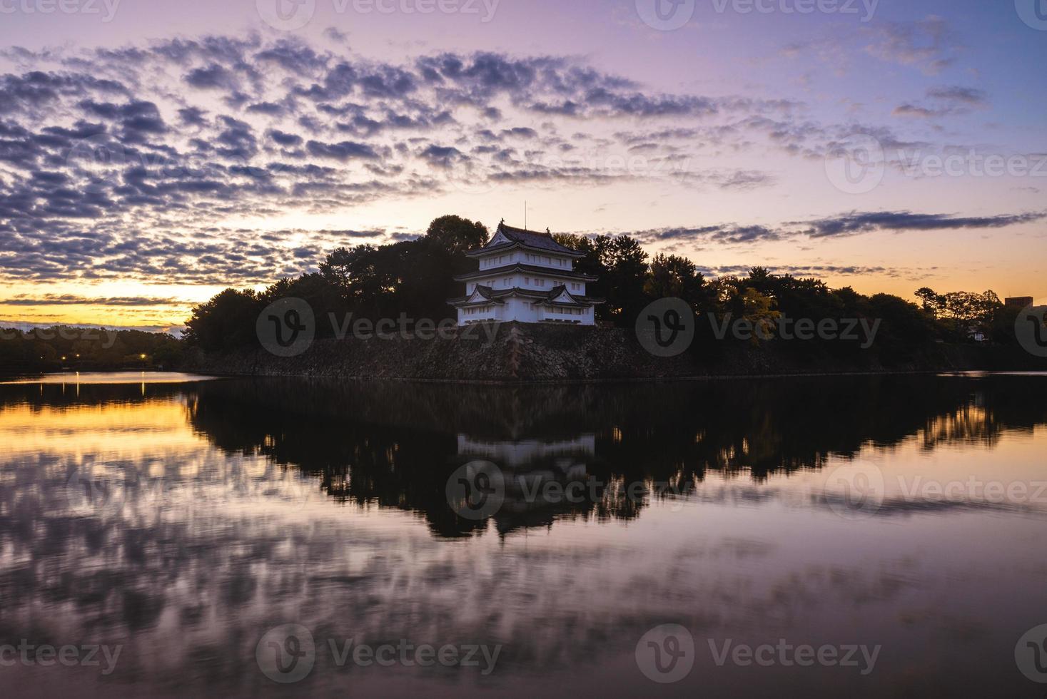 nordväst torn och vallgrav av Nagoya slott i Nagoya, Japan vid gryningen foto