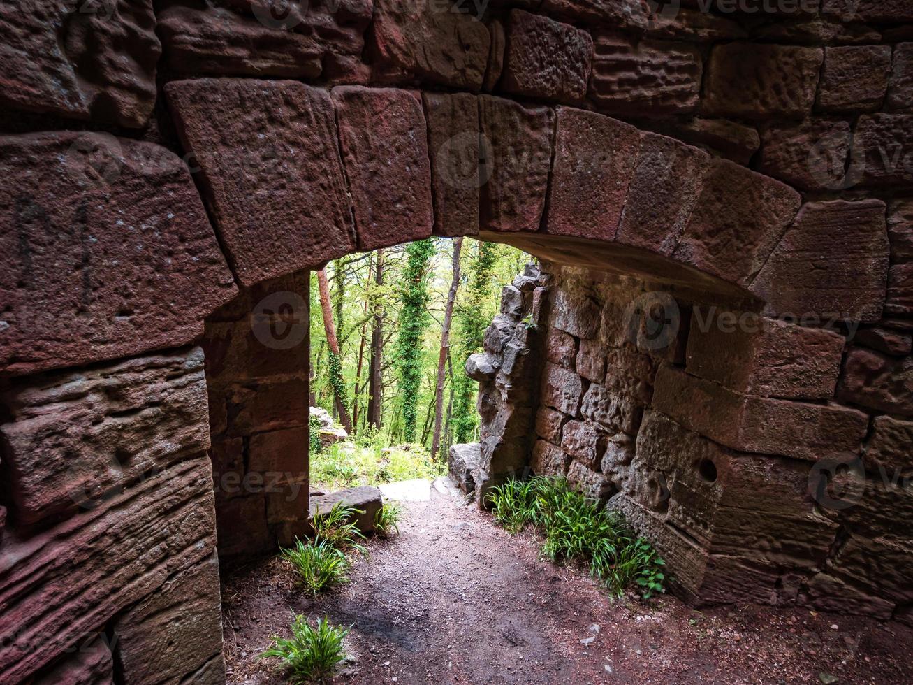 medeltida slott Landsberg i Vosges, Alsace. forntida ruiner i bergen. foto