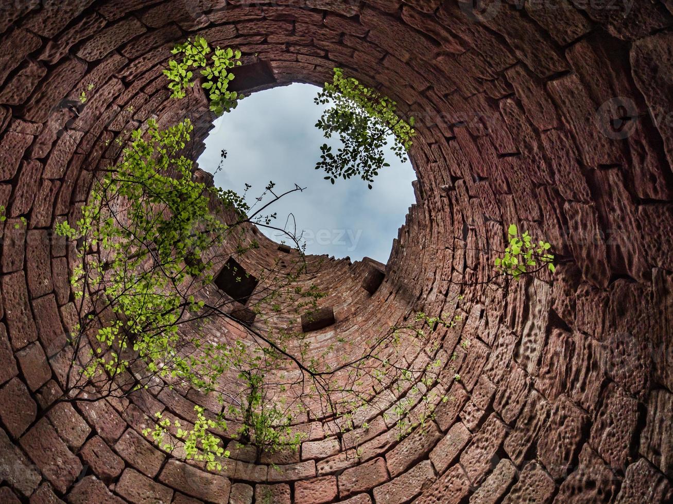 medeltida slott Landsberg i Vosges, Alsace. forntida ruiner i bergen. foto