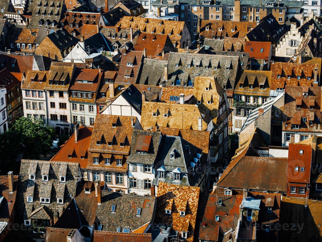 Flygfoto över staden Strasbourg. solig dag. röda kaklatak. foto