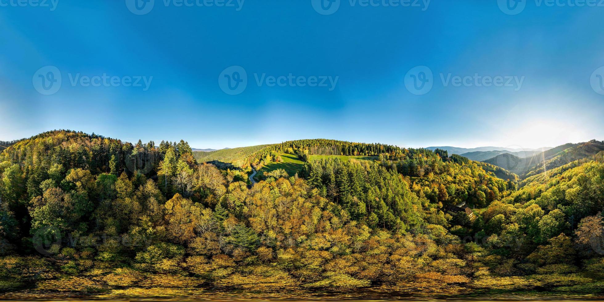 360-graders panoramautsikt över en mångfärgad dal i Vogeserna. foto