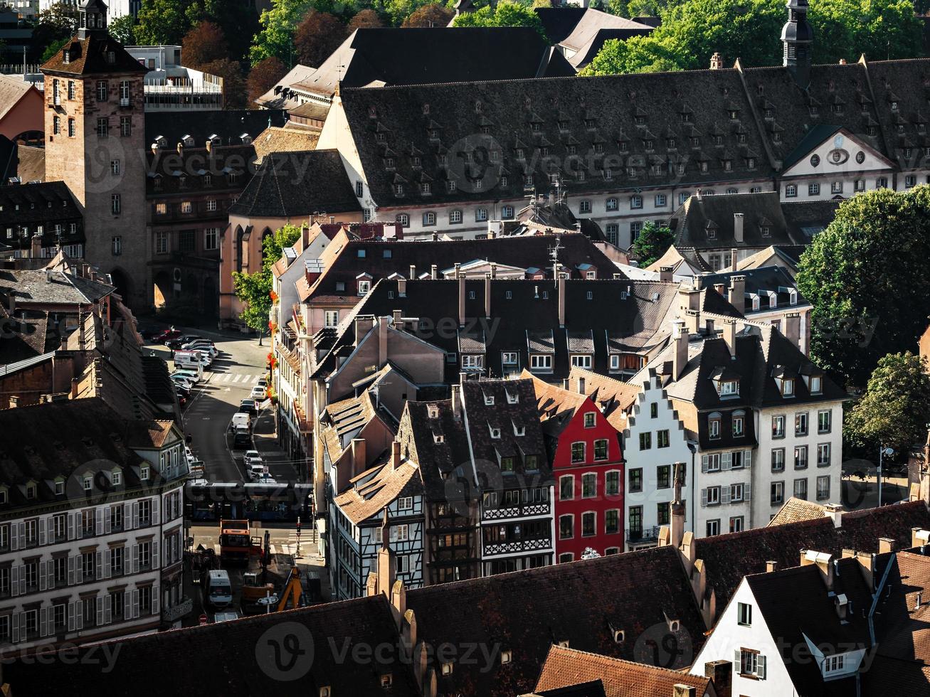 Flygfoto över staden Strasbourg. solig dag. röda kaklatak. foto