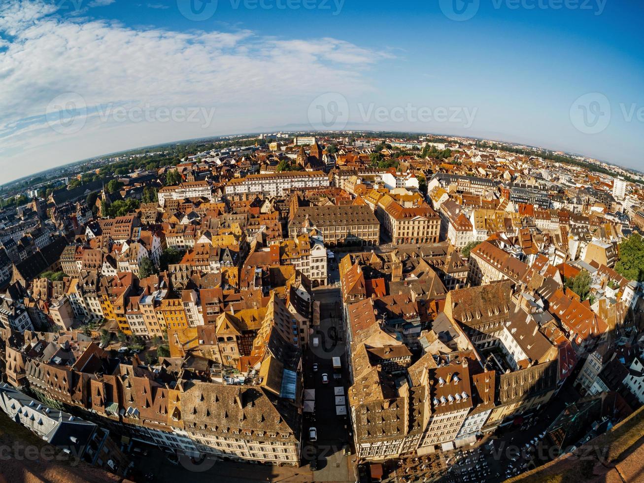 Flygfoto över staden Strasbourg. solig dag. röda kaklatak. foto