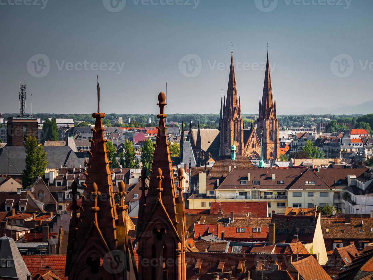 Flygfoto över staden Strasbourg. solig dag. röda kaklatak. reformerad kyrkan saint paul foto