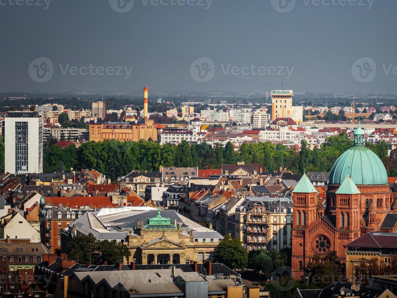 Flygfoto över staden Strasbourg. solig dag. röda kaklatak. foto