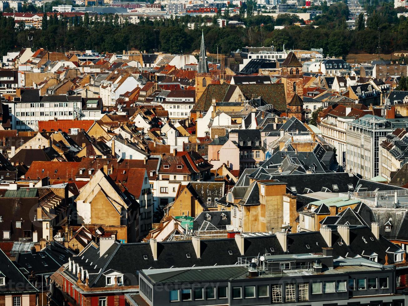 Flygfoto över staden Strasbourg. solig dag. röda kaklatak. foto