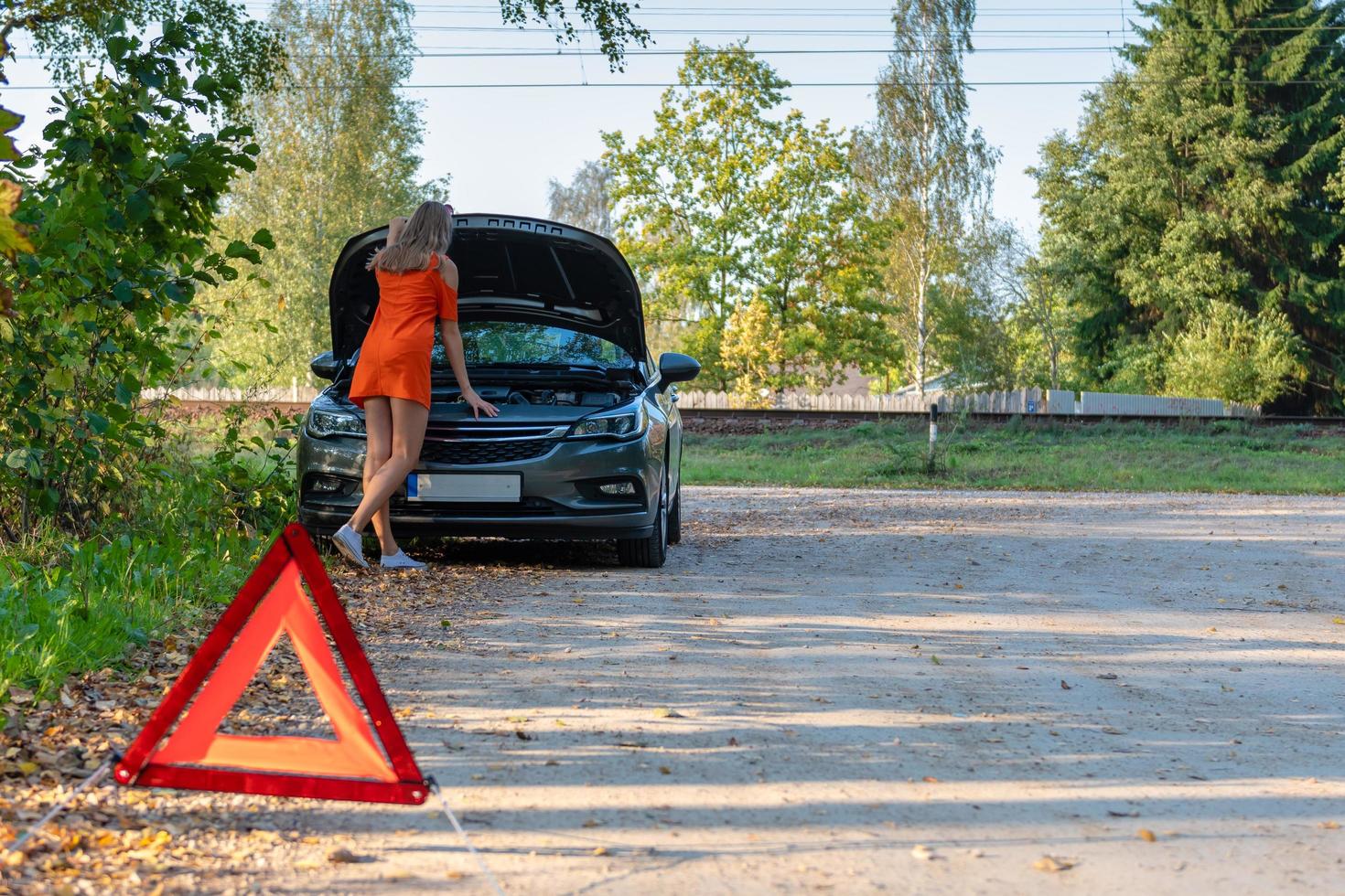 bilproblem, kvinnor är stressade med trasig bil, om trasig bil foto