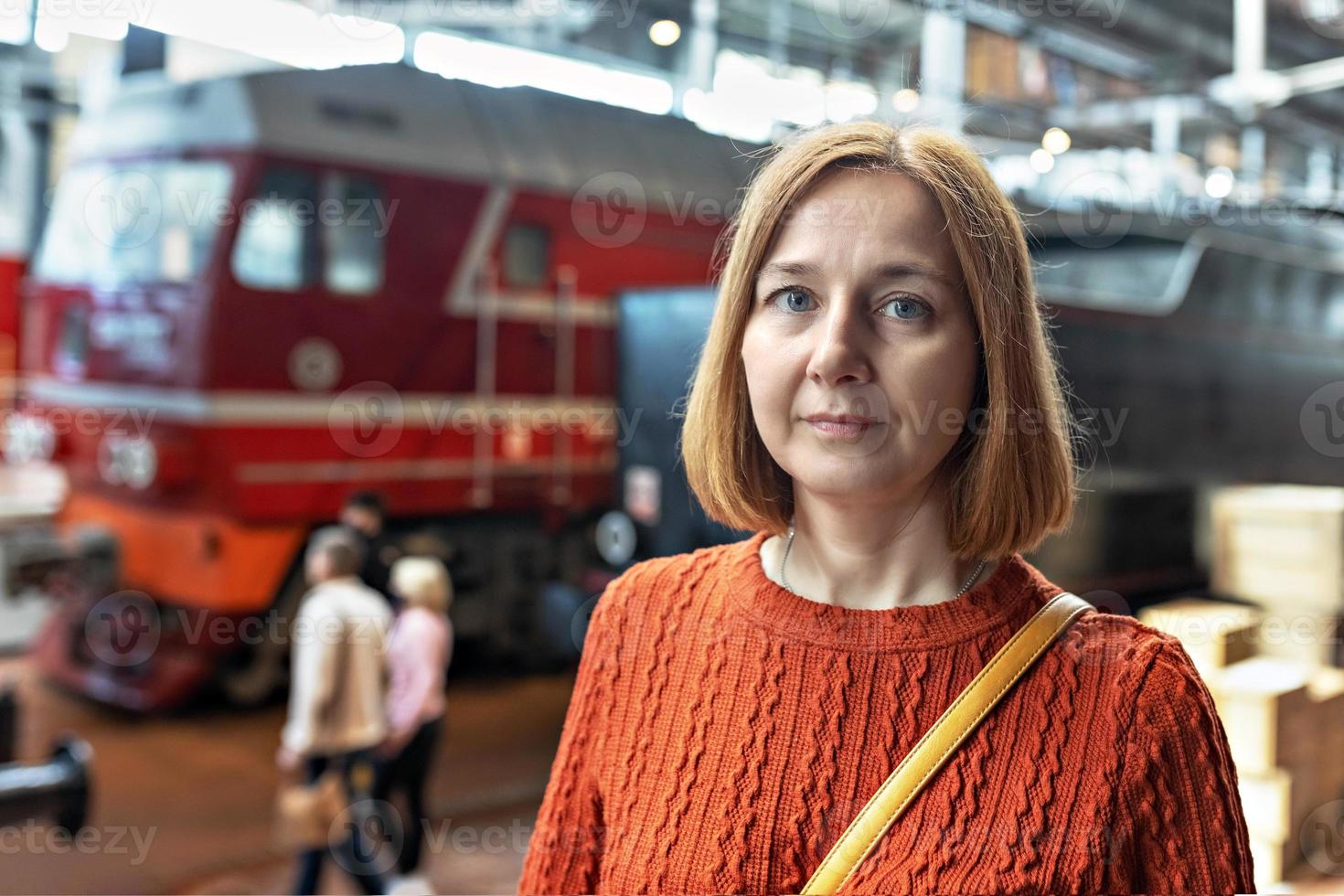 porträtt av en ung kvinna på järnvägsstationen. turism foto