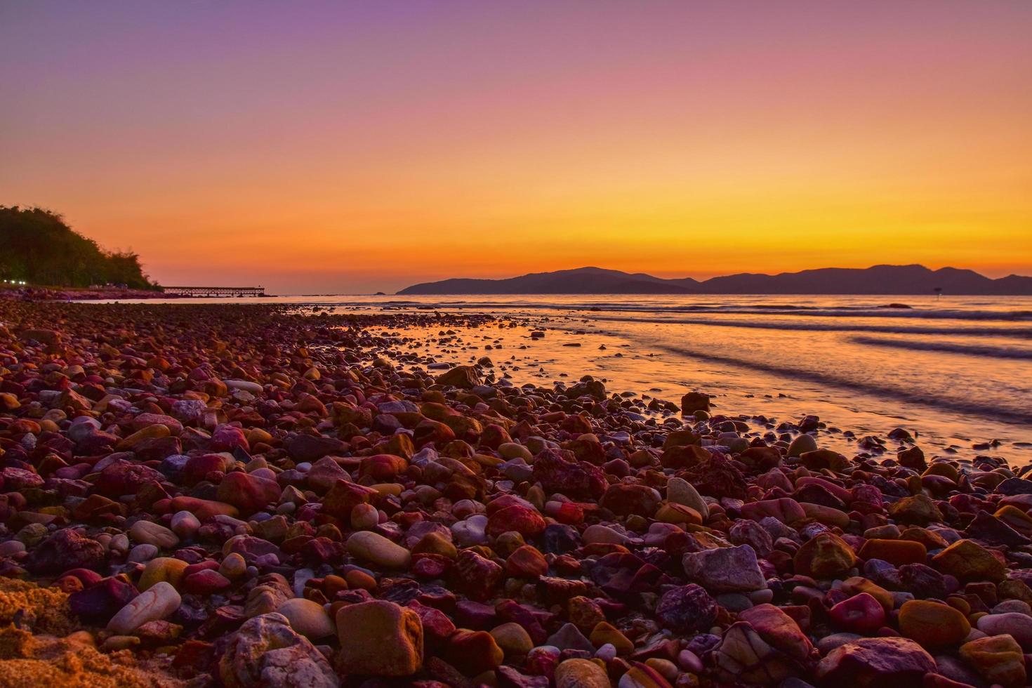 liggande strandsikt soluppgång på kvällsbakgrund vid sattahip chon buri thailand foto