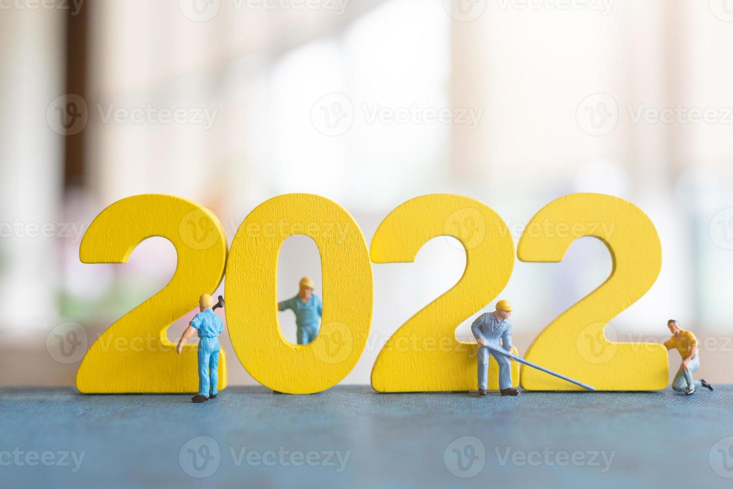 miniatyr människor arbetare team bygga nummer 2022 foto